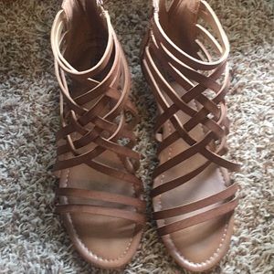 Ana tan sandals with heel.